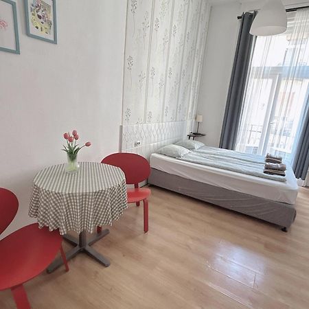 11# Sunflower Cozy Apartment Budapest Bagian luar foto