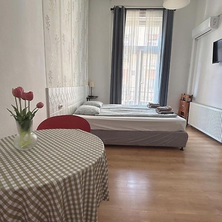 11# Sunflower Cozy Apartment Budapest Bagian luar foto