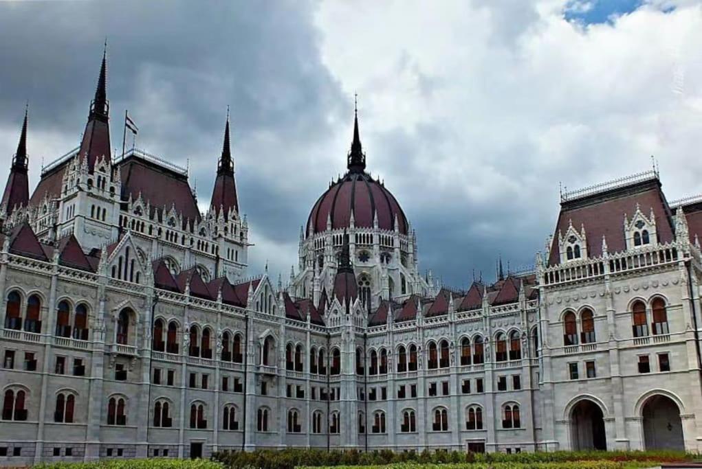 11# Sunflower Cozy Apartment Budapest Bagian luar foto