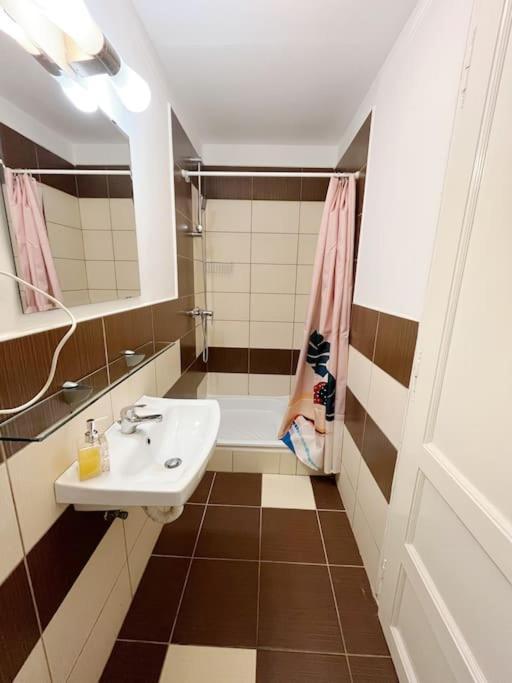 11# Sunflower Cozy Apartment Budapest Bagian luar foto