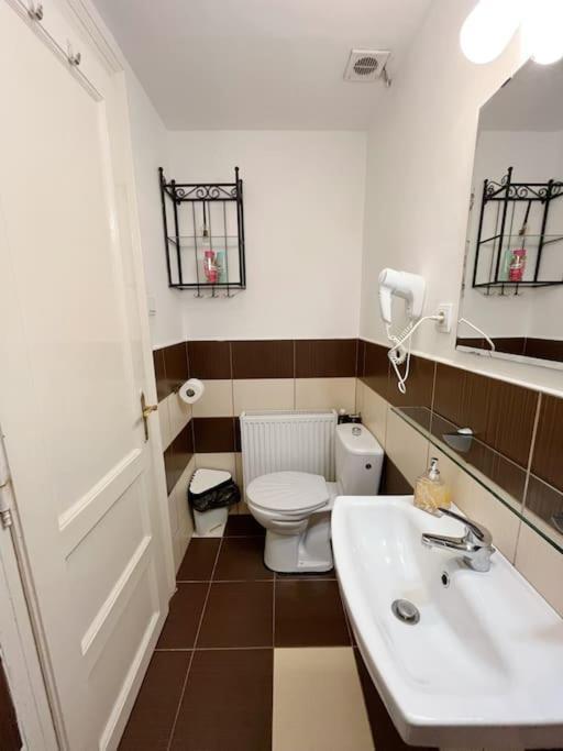 11# Sunflower Cozy Apartment Budapest Bagian luar foto
