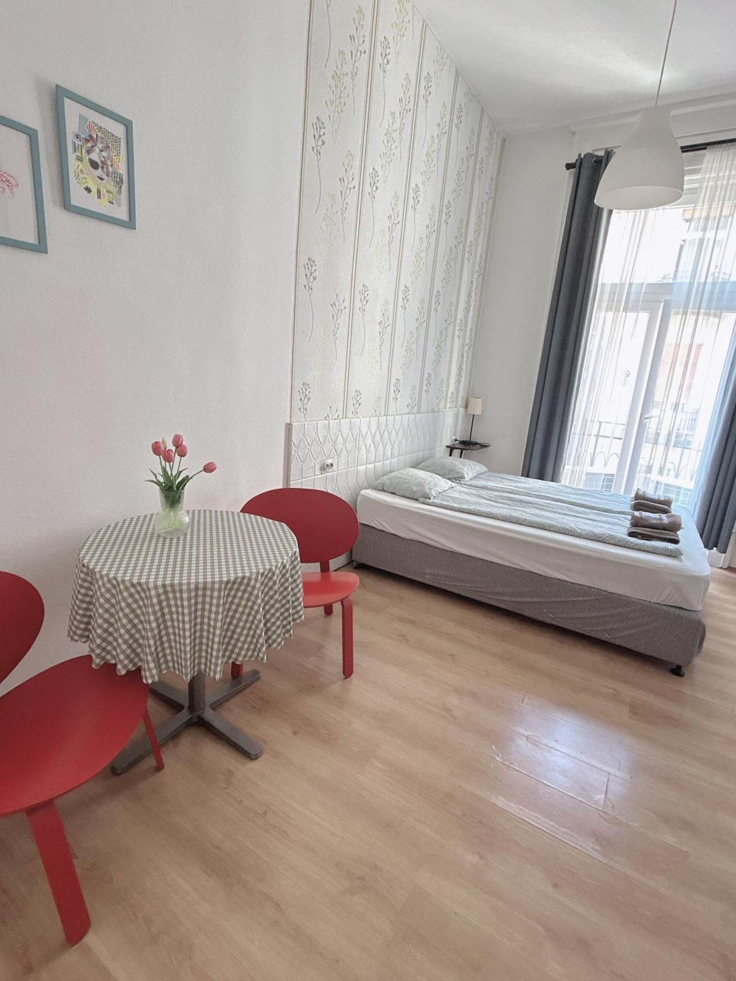11# Sunflower Cozy Apartment Budapest Bagian luar foto