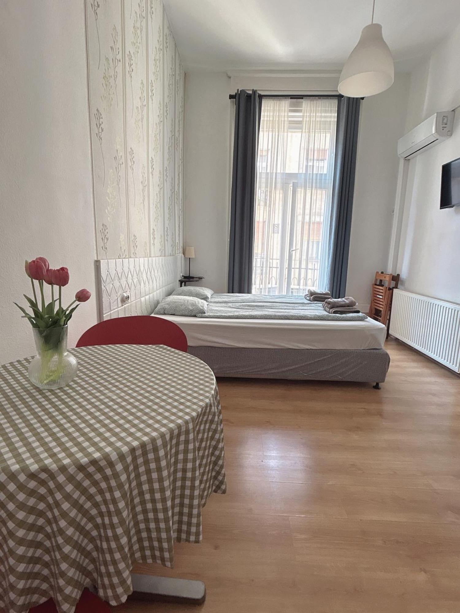 11# Sunflower Cozy Apartment Budapest Bagian luar foto